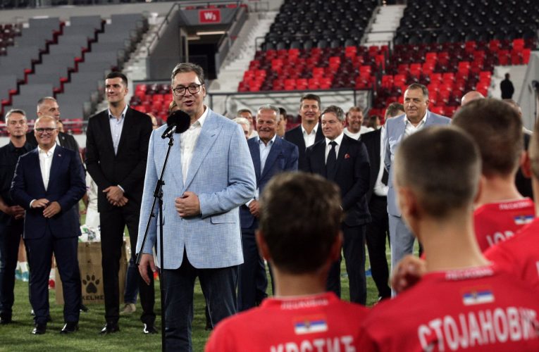 PREDSEDNIK VUČIĆ OBIŠAO STADION U LESKOVCU
