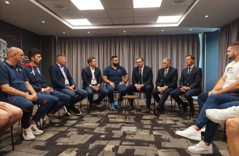 PREDSEDNIK SRBIJE VUČIĆ POSETIO ATLETIČARE U BUDIMPEŠTI