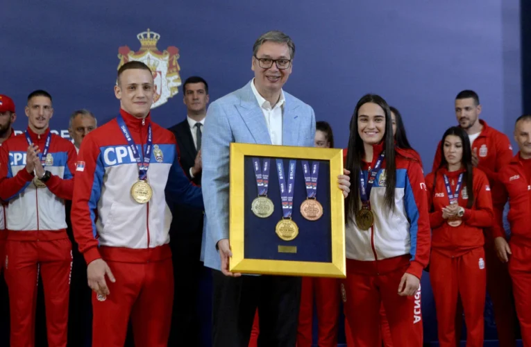 VUČIĆ UGOSTIO BOKSERE SRBIJE I ZAHVALIO IM SE