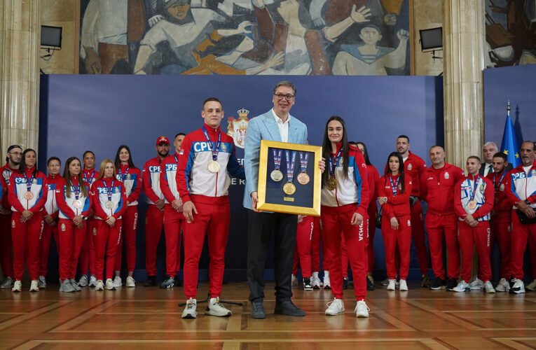 MORALNA OBAVEZA SPORTISTA JE DA DAJU PODRŠKU VUČIĆU