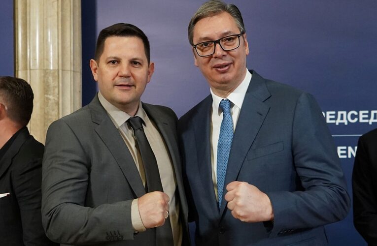 ZASTAVA I CVEĆE ZA NAŠE BOKSERKE