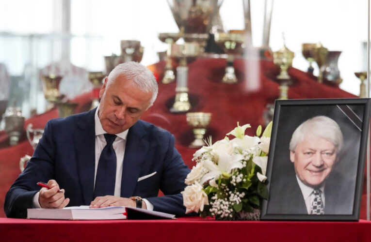 RUKOVODSTVO CRVENE ZVEZDE ODALO POČAST I UPISALI SE U KNJIGU ŽALOSTI ZA VLADIMIRA CVETKOVIĆA